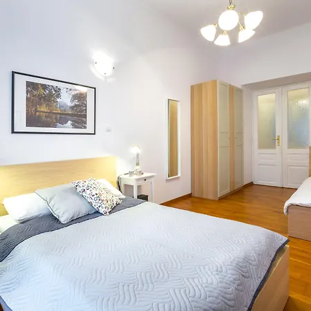 Friendhouse Avenue Апартаменти *